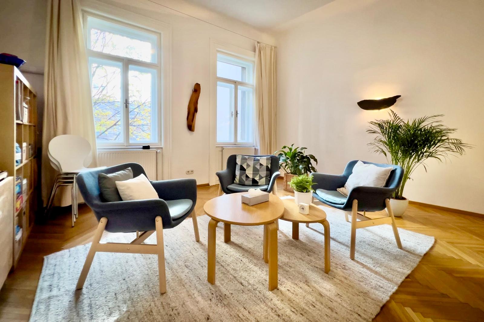 Sitzgruppe aus 3 Sesseln in Therapieraum