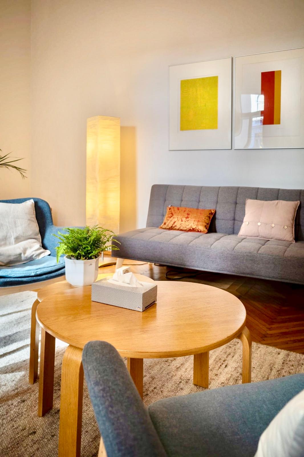 Sitzbereich im Therapieraum mit Couch und Tisch